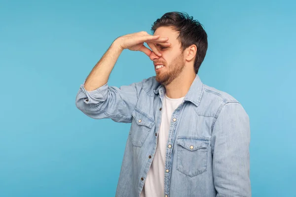 Qué Mal Olor Retrato Hombre Con Camisa Vaquera Trabajadora Haciendo — Foto de Stock