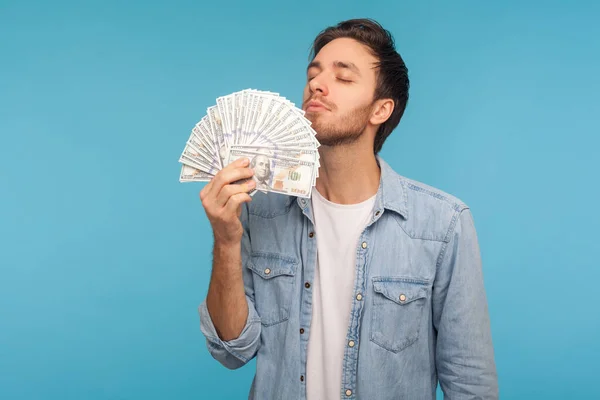 Portret Van Hebzuchtige Man Arbeider Denim Shirt Ruiken Dollar Bankbiljetten — Stockfoto