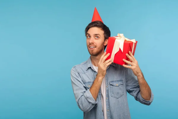 Retrato Hombre Curioso Con Divertido Sombrero Fiesta Sosteniendo Caja Regalo — Foto de Stock