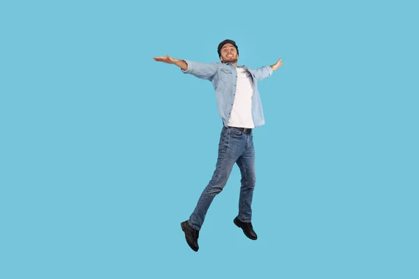 Comprimento Total Homem Jeans Voando Pulando Alto Trampolim Com Expressão — Fotografia de Stock
