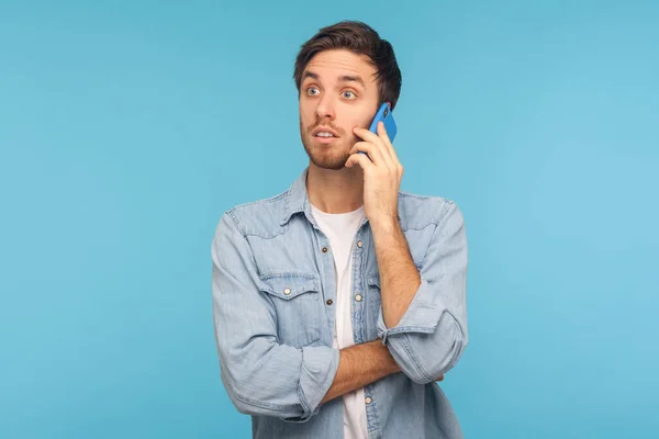 Sıradan Kot Gömlekli Şaşkın Genç Adamının Portresi Telefonda Konuşuyor Şaşırmış — Stok fotoğraf