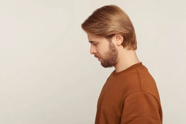 Üzüntü Kırgınlık Duyguları Sweatshirt Mutsuz Sakallı Adamın Profili Aşağı Bakıyor — Stok fotoğraf