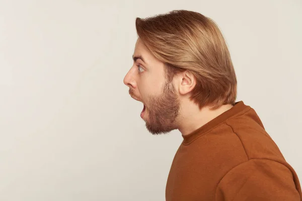 Perfil Close Homem Barbudo Surpreso Gritando Susto Repentino Choque Olhando — Fotografia de Stock