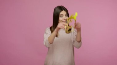 Kraliçeye bak! Çekici, egoist, altın taç takan esmer kadın kibirli, güzelliği ve başarısıyla gurur duyan, kendini beğenmiş. Pembe arka planda kapalı stüdyo çekimleri