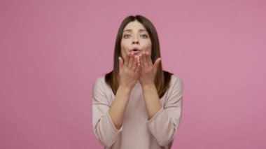 Yakın arkadaş canlısı esmer genç bayan etrafa şefkat ve sevgiyle bakıyor, şehvetli öpücükler yolluyor, herkese ilgi gösteriyor, hayır kurumu kavramı. Pembe arka planda kapalı stüdyo çekimleri