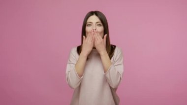 Cömert, cana yakın, esmer, genç bir kadın, etrafa şefkat ve sevgiyle bakıyor, şehvetli öpücükler yolluyor, herkese ilgi gösteriyor, hayırseverlik kavramı. Pembe arka planda kapalı stüdyo çekimleri