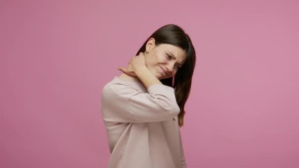 Giovane Donna Stanca Malata Che Soffre Intenso Dolore Collo Della — Video Stock