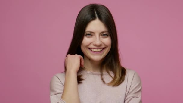 Schöne Kokette Brünette Frau Die Haare Berührt Und Verspielt Zwinkert — Stockvideo