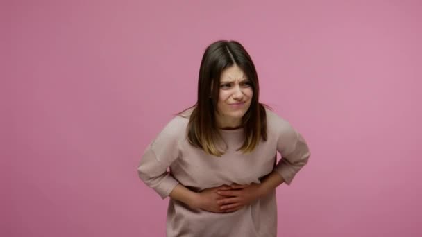 Doença Gastrointestinal Mulher Sofrendo Dor Abdominal Intensa Franzindo Testa Dor — Vídeo de Stock