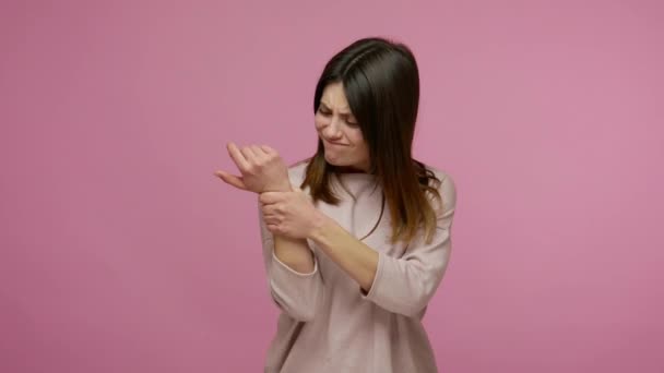 Trabalhador Escritório Cansado Mulher Massageando Pulso Dolorido Sofrendo Síndrome Túnel — Vídeo de Stock