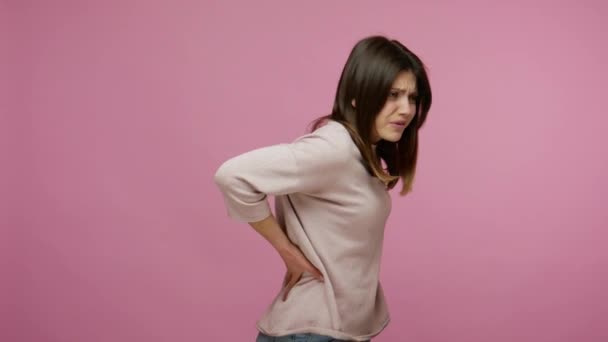 Overspannen Vrouw Masseert Pijnlijke Ruggengraat Stijve Spieren Rugpijn Pijnlijke Krampen — Stockvideo