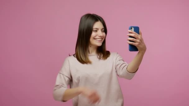 Hermosa Joven Morena Sonriendo Divirtiéndose Mientras Toma Selfie Teléfono Inteligente — Vídeo de stock