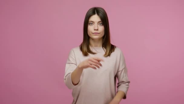 Vrouw Wijst Naar Camera Toont Hygiënisch Medisch Masker Filter Respiratoire — Stockvideo