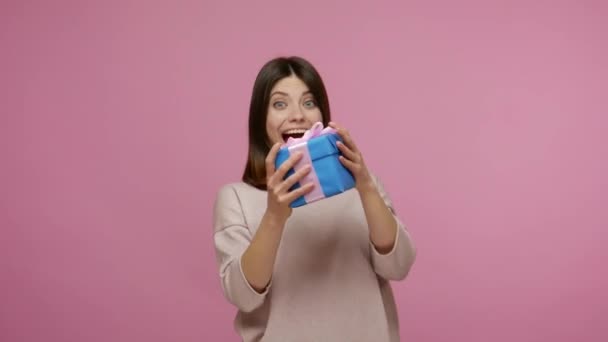 Mulher Encantadora Pegando Presente Embrulhado Dando Caixa Para Câmera Compartilhando — Vídeo de Stock