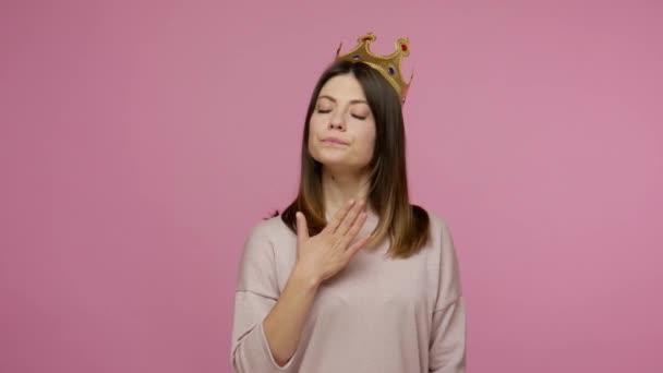 사장이야 권력의 상징인 왕관을 표정을 권위를 선언하는 이기적 여인이었다 배경으로 — 비디오