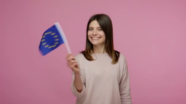 Ευτυχής Πολίτης Της Ευρώπης Όμορφη Γυναίκα Που Κυματίζει Σημαία Της — Αρχείο Βίντεο