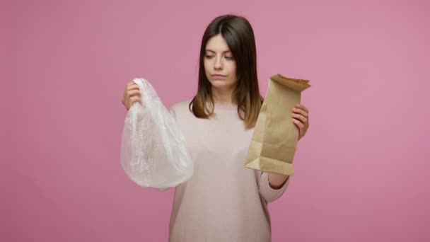 Mulher Sentindo Responsável Pela Proteção Ambiental Jogando Fora Saco Plástico — Vídeo de Stock