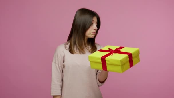 Belle Femme Brune Gaie Ouvrant Boîte Cadeau Souriant Joyeusement Regardant — Video