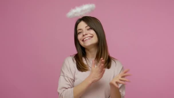 Charmante Gelukkige Engelachtige Vrouw Met Heilige Nimbus Die Luchtkusjes Stuurt — Stockvideo