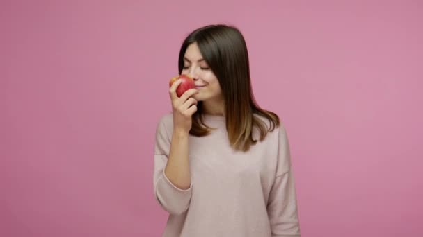 Υγιής Χαρούμενη Μελαχρινή Γυναίκα Δαγκώνει Φρέσκο Κόκκινο Μήλο Τρώγοντας Και — Αρχείο Βίντεο