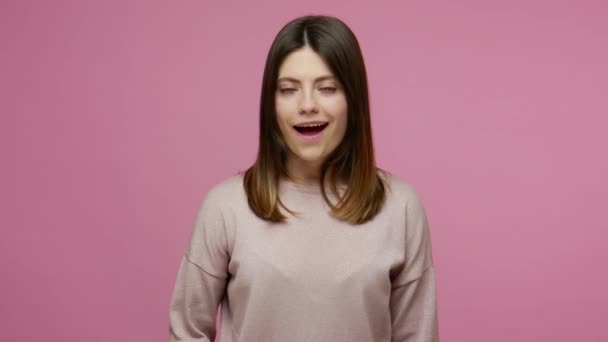 Šťastná Krásná Brunetka Mladá Žena Která Mlčí Prosí Aby Mlčela — Stock video