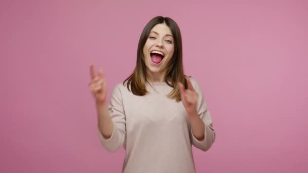 Prête Jolie Jeune Femme Brune Heureuse Pointant Vers Caméra Souriant — Video