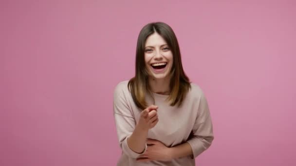 Jovem Morena Alegre Feliz Sentindo Despreocupada Rindo Voz Alta Apontando — Vídeo de Stock