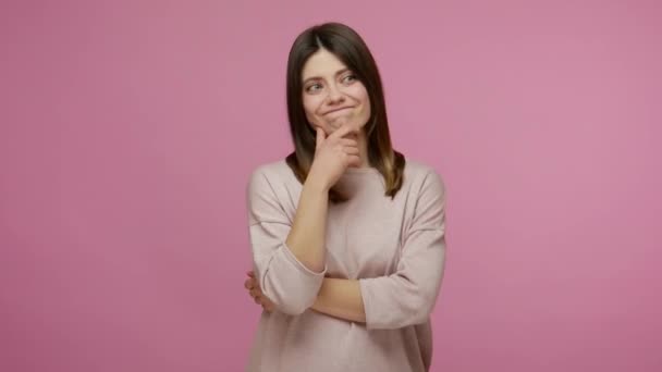 Verward Overstuur Brunette Vrouw Vermoeden Probleem Denken Oplossing Met Twijfels — Stockvideo