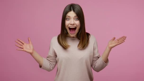 Extremt Upphetsad Brunett Kvinna Öppnar Munnen Förvåning Efter Att Hört — Stockvideo