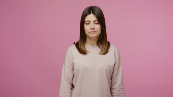 Jolie Jeune Femme Brune Heureuse Regardant Caméra Avec Regret Tristesse — Video