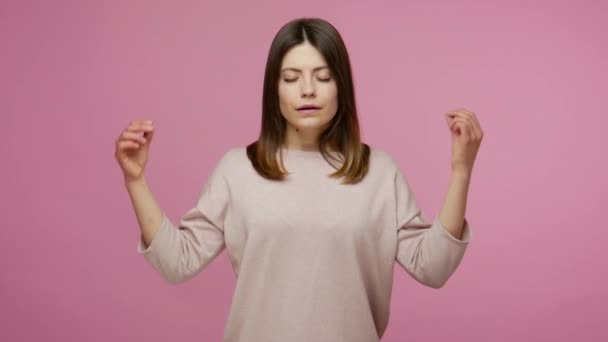 Meditação Mente Pacífica Mulher Morena Calma Levantando Mãos Gesto Mudra — Vídeo de Stock
