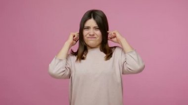 - Bunu duymak istemiyorum! Yüksek sesten rahatsız olan, kulaklarını kapatan, hoşnutsuz bir şekilde kaşlarını çatan, jestleri durduran, hoş olmayan sesleri görmezden gelen bir kadın. Pembe arka planda kapalı stüdyo çekimleri