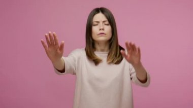 - Göremiyorum! Yalnız esmer bir kadın havaya dokunuyor, kapalı gözlerle yürürken engelleri arıyor, görüş sorunları yaşıyor, karanlıkta yolunu kaybetmiş. Pembe arka planda kapalı stüdyo çekimleri