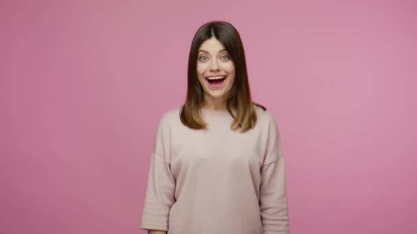 Добро Пожаловать Счастливая Дружелюбная Брюнетка Молодая Женщина Пожимающая Руку Камере — стоковое видео
