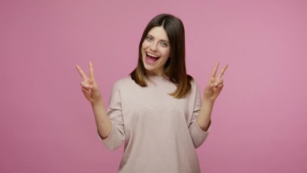 Signo Paz Despreocupada Mujer Feliz Emocionada Mostrando Signo Victoria Con — Vídeos de Stock