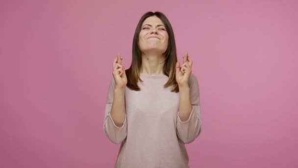Brunette Vrouw Wensen Voor Succes Met Gekruiste Vingers Steeds Verrast — Stockvideo