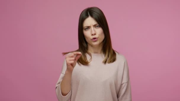 Enttäuschte Unzufriedene Brünette Frau Die Ein Wenig Mit Den Fingern — Stockvideo