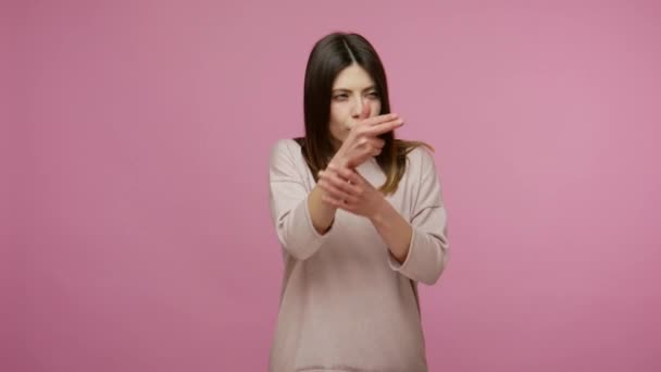 Μια Μελαχρινή Γυναίκα Σημαδεύει Δάχτυλο Απειλεί Φόνο Ψάχνει Για Στόχο — Αρχείο Βίντεο