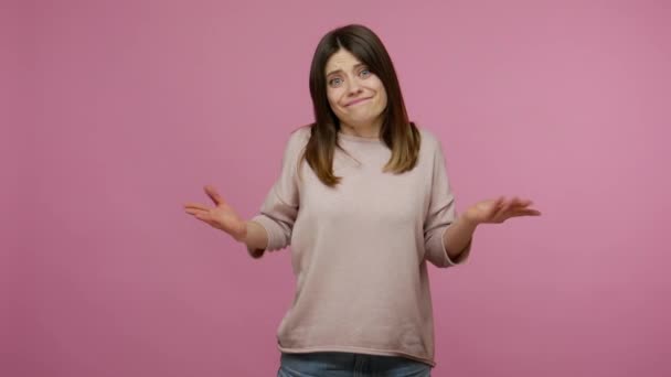 Arme Bezorgde Brunette Student Meisje Kijkt Boos Toont Lege Zakken — Stockvideo