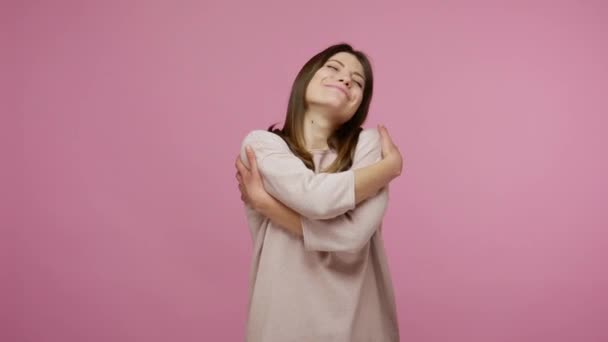 Menina Muito Bonita Incrível Com Sorriso Gentil Abraçando Com Expressão — Vídeo de Stock