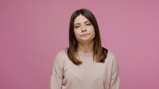여자가 몸짓을 사인을 이마에 실직에 절망적 성공하지 슬픔으로 한숨짓습니다 분홍색 — 비디오