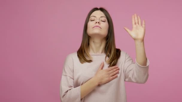 Ich Schwöre Ehrliche Brünette Frau Hebt Die Hand Versprechen Geben — Stockvideo