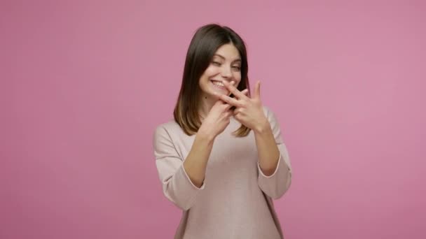 Mulher Morena Adorável Alegre Com Sorriso Gentil Mostrando Gesto Dedo — Vídeo de Stock