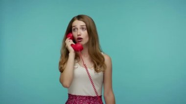 Tatlı, naif, iyi huylu, yaz elbisesi giymiş, telefonla konuşan, gülümseyen, arkadaşlarıyla telefonda konuşan, destek merkezi olan bir kız. Mavi arka planda kapalı stüdyo çekimleri