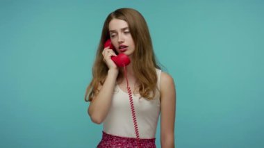 Yazlık elbiseli tatlı bir kız telefonla konuşurken üzülüyor, cep telefonuna bağırıyor, telefon destek merkezinde tatsız bir konuşma yapıyor. Mavi arka planda kapalı stüdyo çekimleri