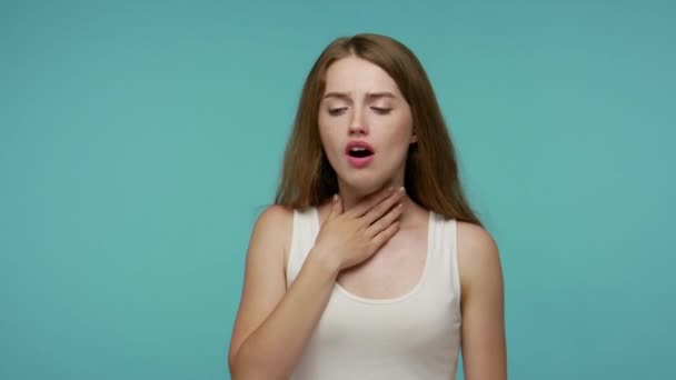 Niña Que Sufre Dolor Garganta Respiración Difícil Frotar Cuello Infección — Vídeos de Stock