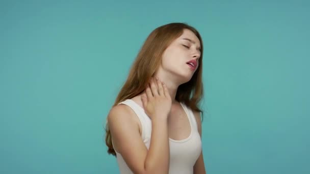 Müdes Erschöpftes Mädchen Reibt Sich Den Nacken Massiert Schmerzende Schultern — Stockvideo