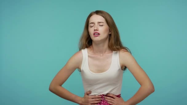 Bolesny Skurcz Żołądka Chorą Niezdrową Dziewczynę Zaciskającą Brzuch Cierpiącą Silny — Wideo stockowe