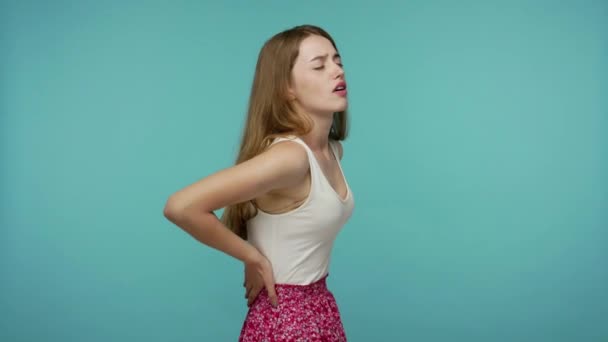 Mädchen Kleid Spüren Rückenschmerzen Massieren Wunde Stelle Der Unteren Wirbelsäule — Stockvideo