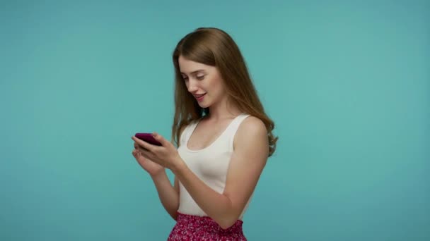Mädchen Kleidern Scrollen Sozialen Netzwerken Finden Schockierende Nachrichten Oder Bilder — Stockvideo